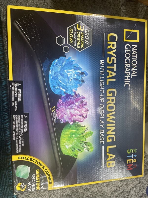NATIONAL GEOGRAPHIC Crystal Growing Lab 3 Vibrant Crystals w/ Light-Up Display