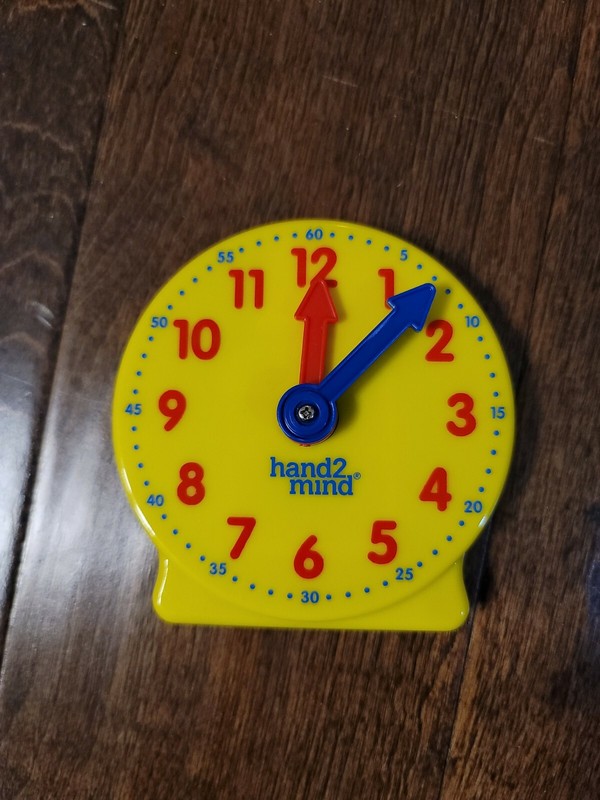 New Kids HAND2MIND Set Of 10 Yellow Learning Geared Clock Size 4″