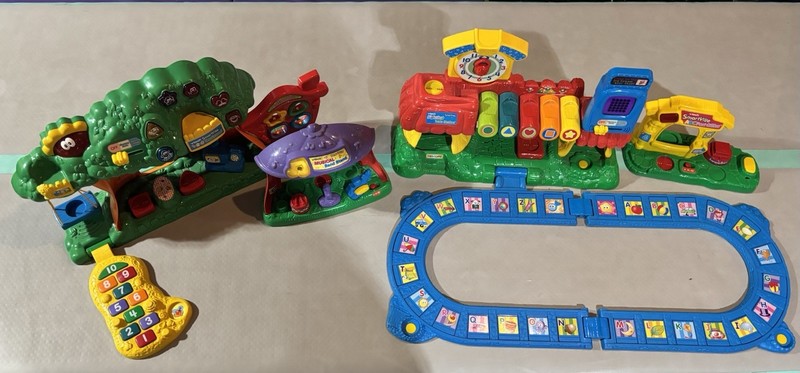 VTech Alphabet Train Station Track Treehouse Post Office People Cars Trains