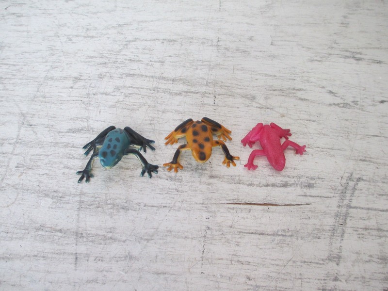 VTG Made In China Collectibles Set of Poison Dart Rubber Frogs + 1 Pink Frog
