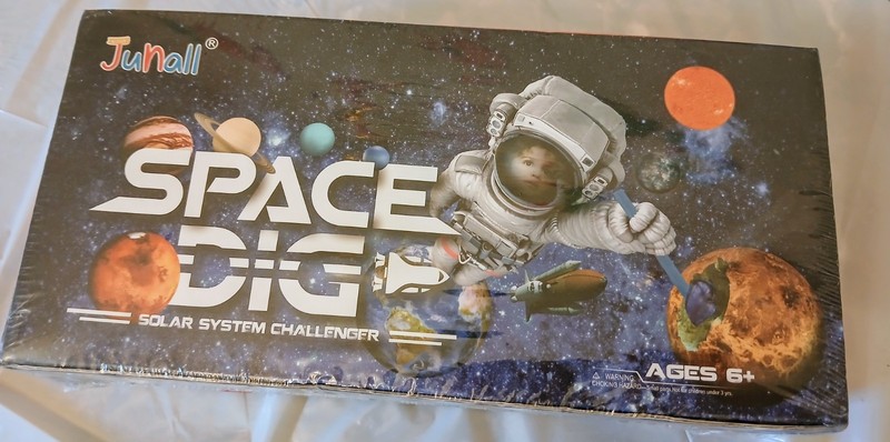 SPACE DIG Junall STEM 8 Planets Solar System Gemstone Dig Kit Find 16 Gems NEW
