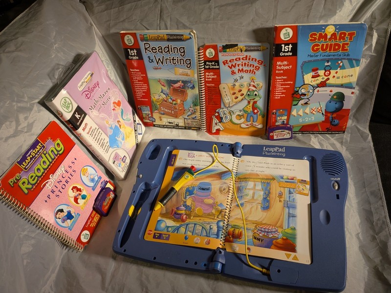 LEAP PAD PLUS WRITING LEARNING SYSTEM BY LEAP FROG WITH 5 BOOKS & CARTRIDGES.