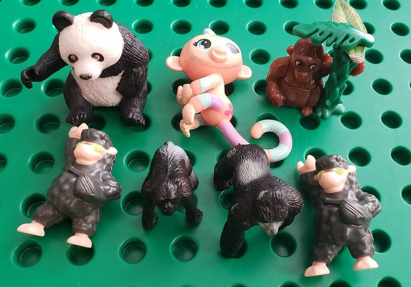 lot #27 – 7 small animal figures monkeys gorillas panda bear