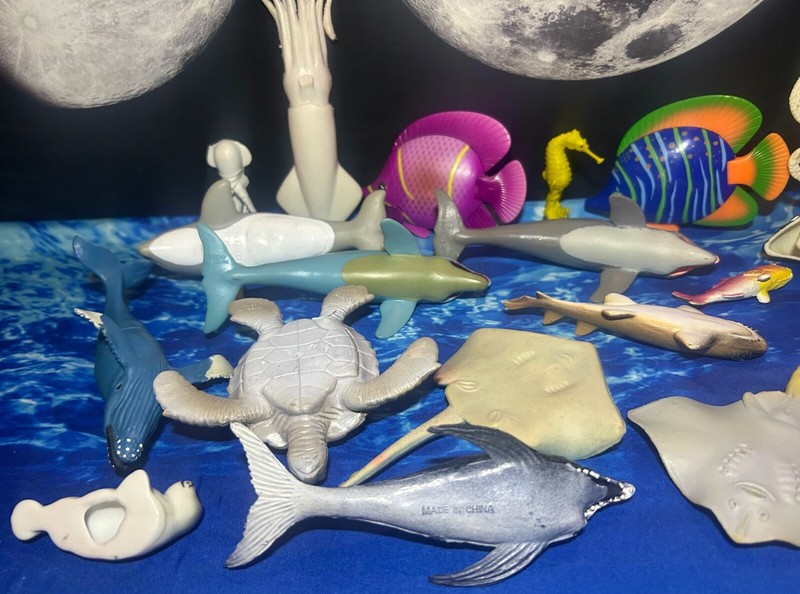 Mixed Lot 25 Modern Vintage Figures Ocean Animals Sealife Creatures Fish Toys gallery