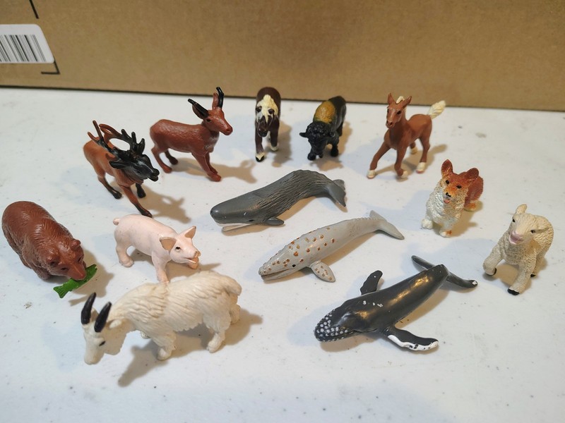 Safari Ltd TOOB Lot of 13 Mini Figures Whales North America & 1 Schleich (fawn)