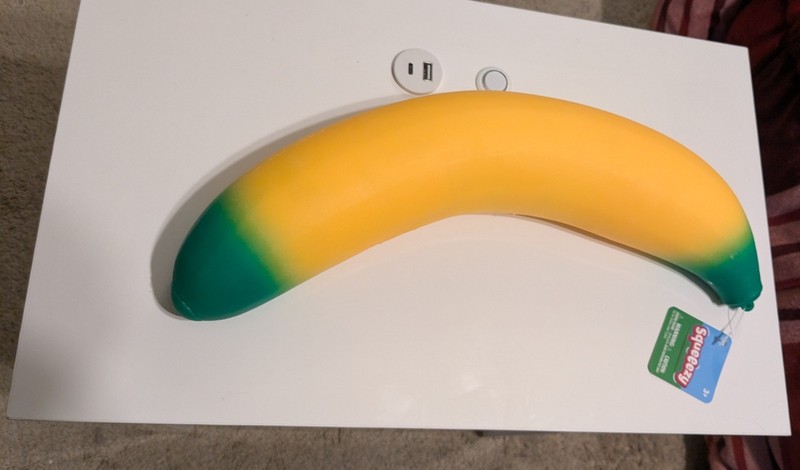 Squeeezy JUMBO Squishy Banana VIRAL – BRAND NEW/UNUSED Sunny Days/Toymendous