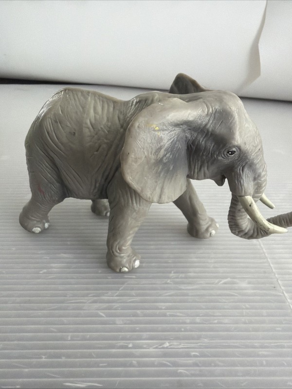 Safari Ltd African Elephant Figure 1996 grey large 7 x 4 inches