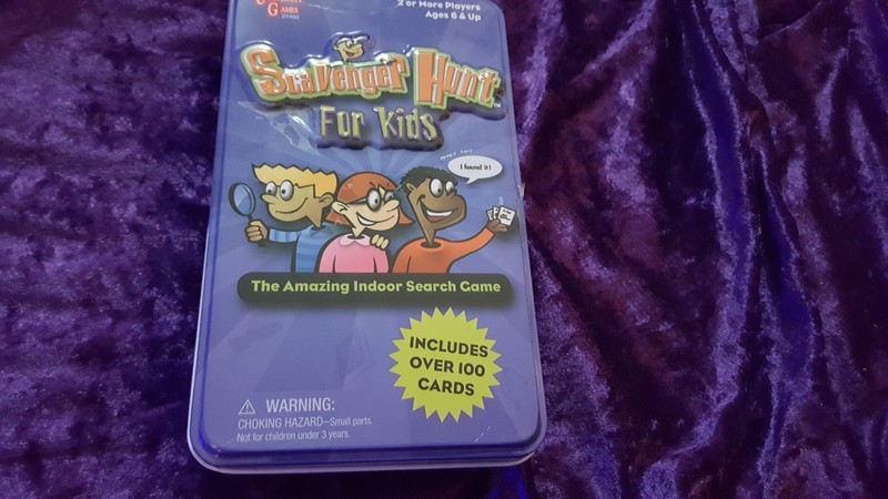 SCAVENGER HUNT FOR KIDS by UNIVERSITY GAMES – Includes over 100 Cards the game !