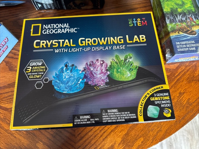 NATIONAL GEOGRAPHIC Crystal Growing Kit -3 Vibrant Crystals & Light-Up Stand NEW