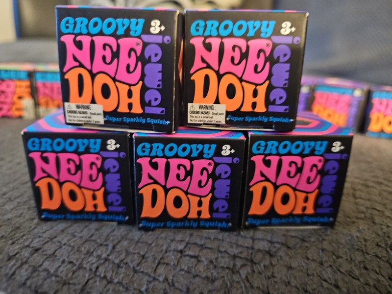ONE NeeDoh Groovy Jewel Nee Doh Sparkly Squish Jelly Diamond – Random Color
