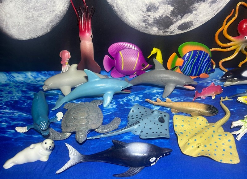 Mixed Lot 25 Modern Vintage Figures Ocean Animals Sealife Creatures Fish Toys gallery