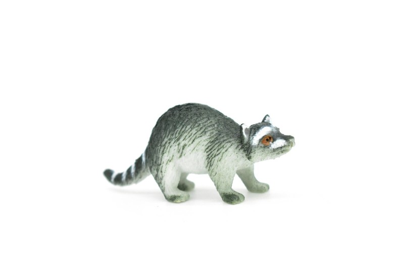 Raccoon, Very Nice Plastic Animal, 2 1/2 ” CWG121 B238
