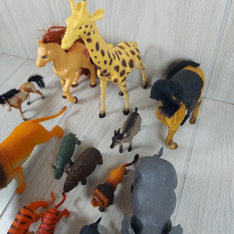 Lot of 15 African Safari Jungle Animals Hard Plastic Figures Toys Misc Brands gallery
