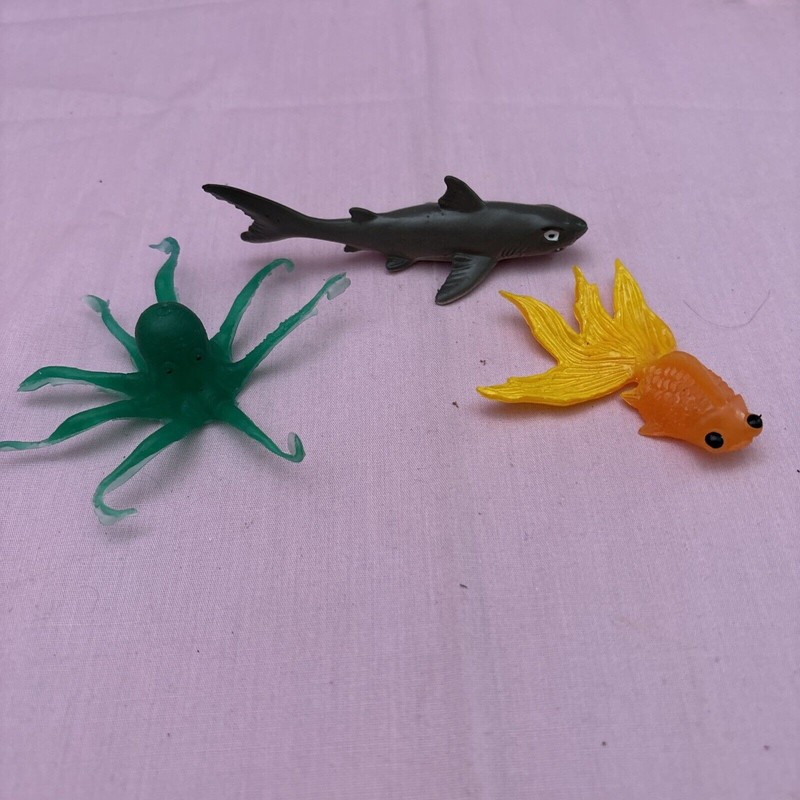 Lot of 3 Sea Creatures Great White Shark 4″ / Green Squid 4″ / Fish 3″