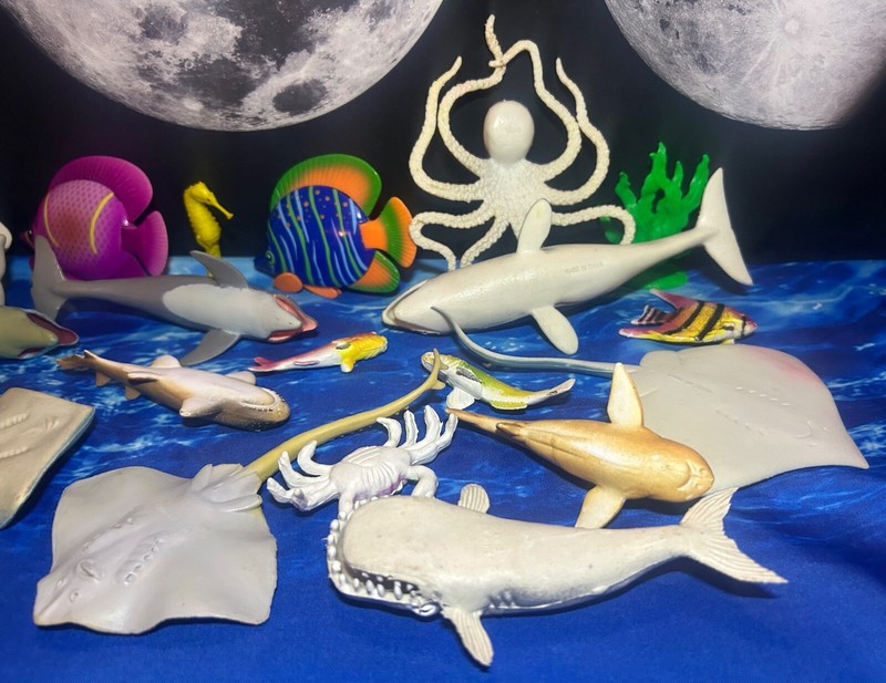 Mixed Lot 25 Modern Vintage Figures Ocean Animals Sealife Creatures Fish Toys gallery
