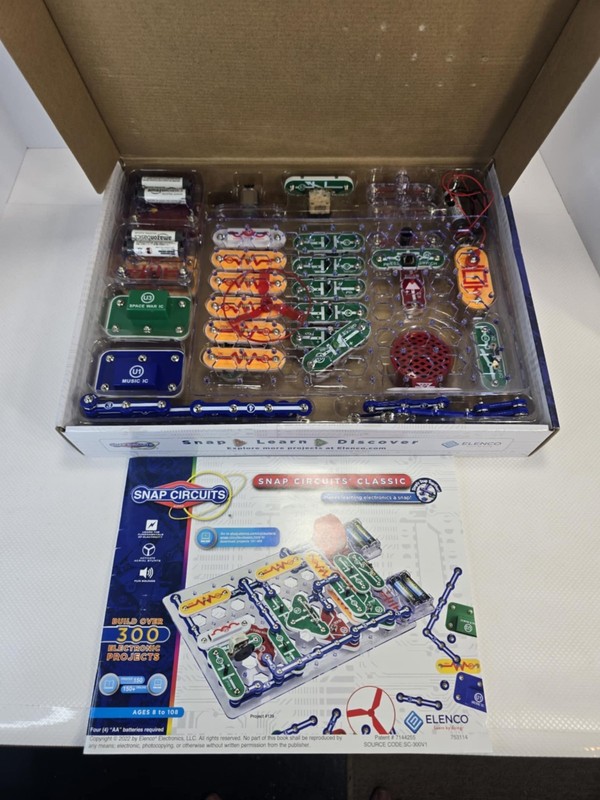 Snap Circuits Classic – 300+ Electronic Projects In Box! Unused gallery