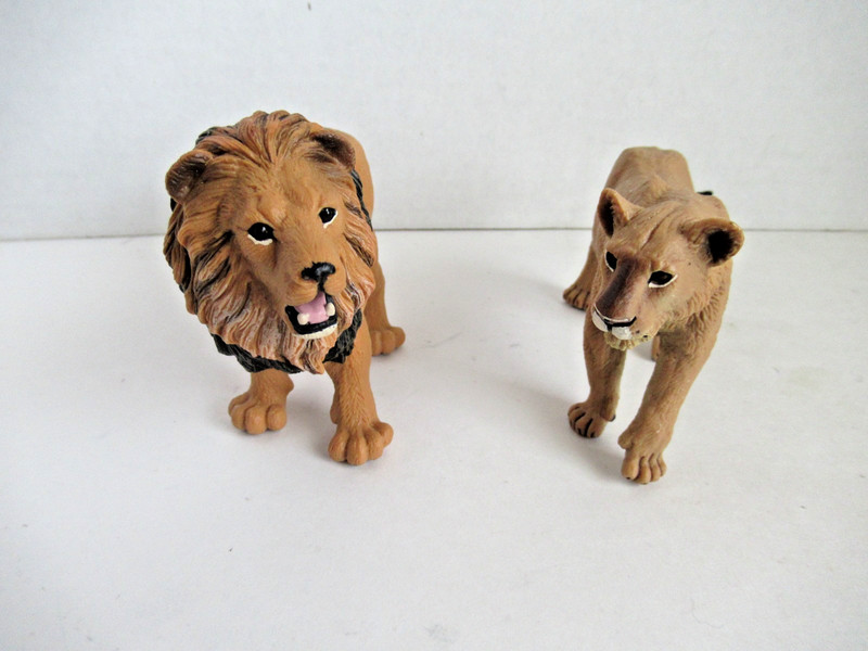Safari Ltd. 2007 LIONESS Vinyl PVC Lion Cat Animal Figure and Male