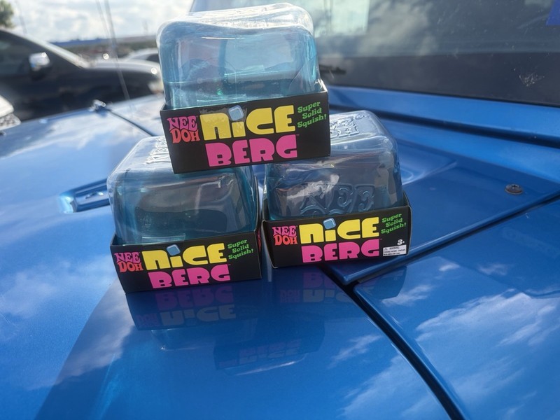 NeeDoh Nice Berg Blue XL Giant Nee Doh Niceberg Squishy Cube (1)