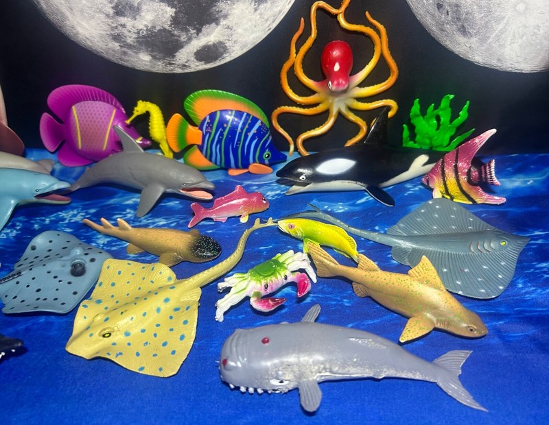 Mixed Lot 25 Modern Vintage Figures Ocean Animals Sealife Creatures Fish Toys gallery