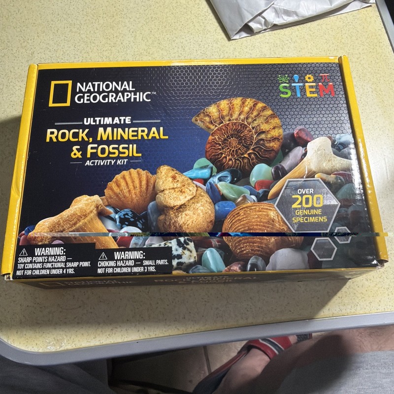 BRAND NEW National Geographic, Ultimate Rock, Mineral & Fossil Activity Kit STEM