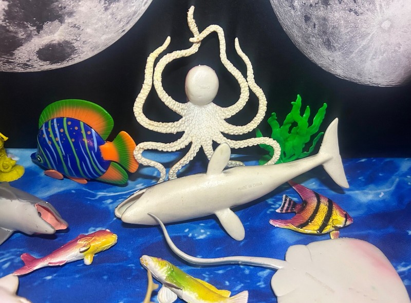 Mixed Lot 25 Modern Vintage Figures Ocean Animals Sealife Creatures Fish Toys gallery