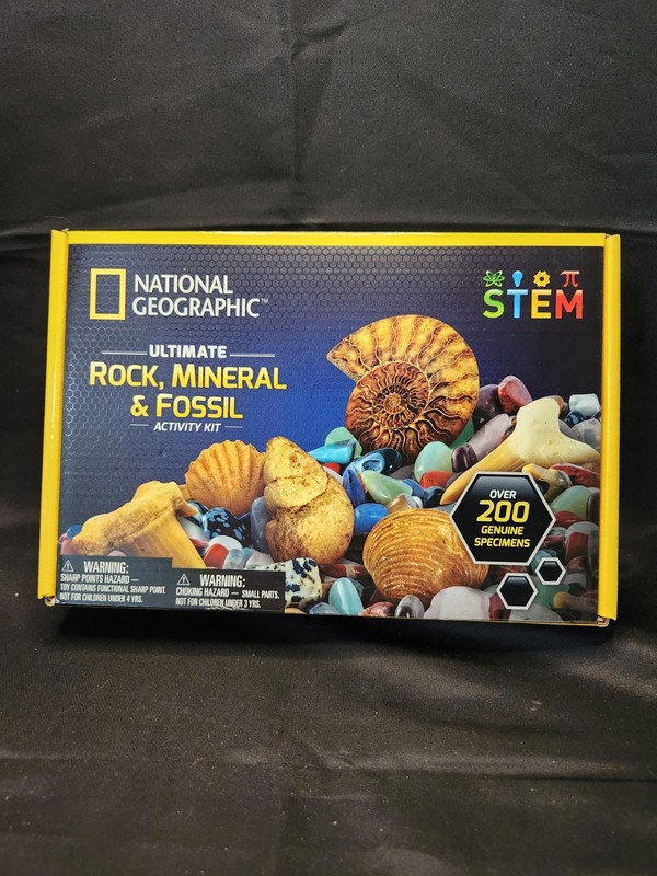 National Geographic NGRMF200 Rocks and Fossils Kit – 200 Genuine Specimens