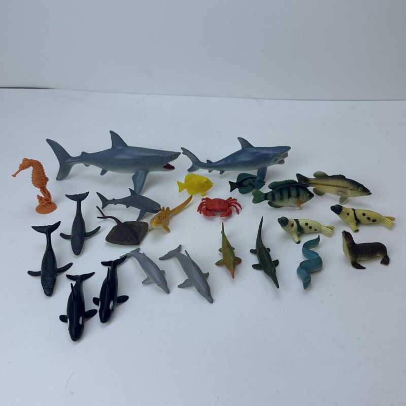 Lot of 23 Plastic Animal Figure Toys Realistic Aquatic Fish Sharks Whales Seals