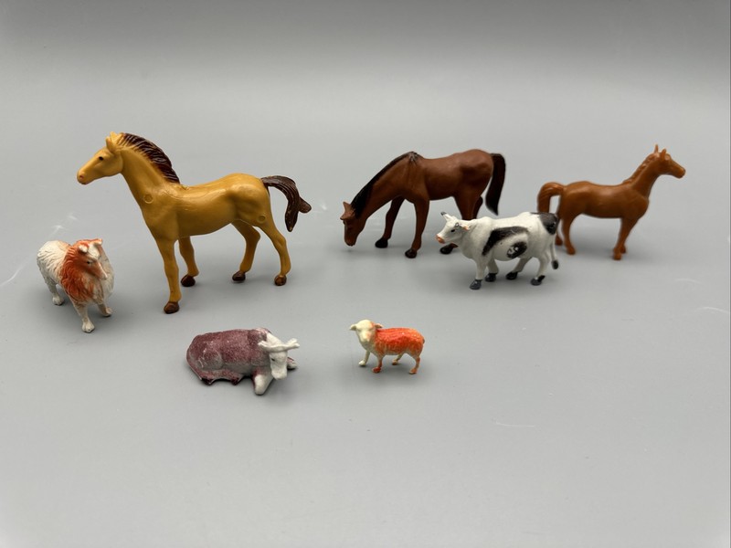Vtg Animal Figures Lot Of 7 Horse Pig Cows Dog Sheep Plastic Molded Collectible