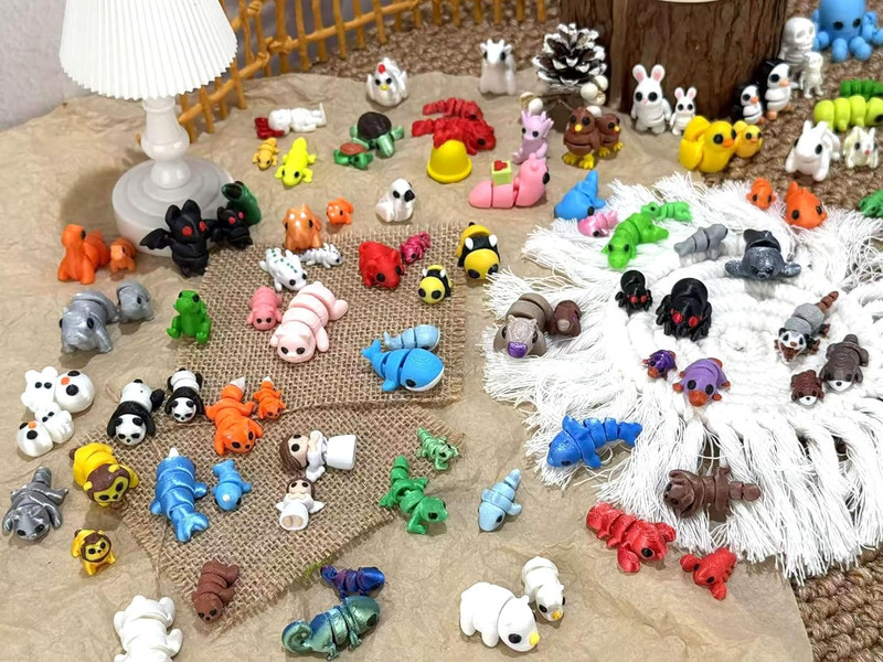 102 Pcs Mini Random 3D Printed Animal Figurines Set, Flexible Articulated Fid... gallery