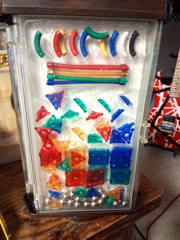 Vintage TRI-ANGLE CARRYING CASE of Magnetic TILES 200+ Magnets RARE! gallery