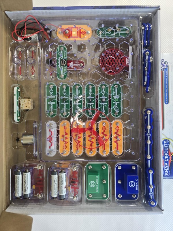 Snap Circuits Classic – 300+ Electronic Projects In Box! Unused gallery