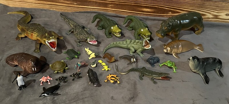 Lot Of 27 OCEAN SEA LIFE TOYS 1” – 10” Figures ALLIGATOR TURTLE FROG SEAL HIPPO